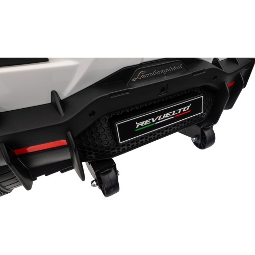 Biały pojazd Lamborghini Revuelto