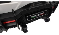 Biały pojazd Lamborghini Revuelto