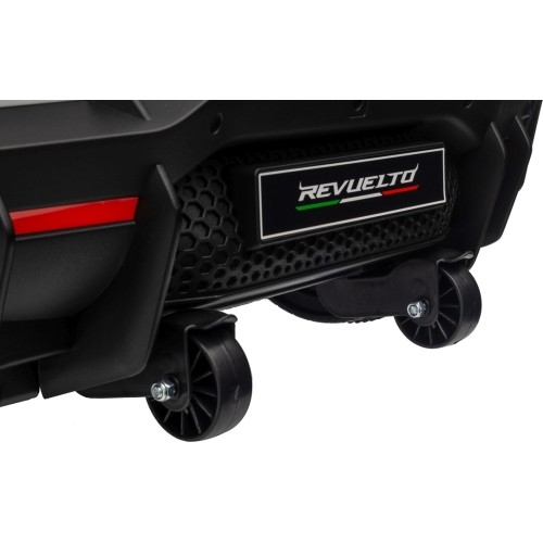 Biały pojazd Lamborghini Revuelto