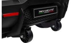 Biały pojazd Lamborghini Revuelto