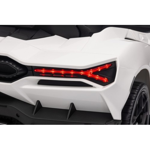 Biały pojazd Lamborghini Revuelto