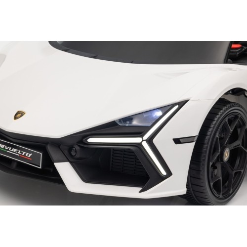 Biały pojazd Lamborghini Revuelto