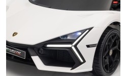 Biały pojazd Lamborghini Revuelto
