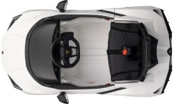 Biały pojazd Lamborghini Revuelto