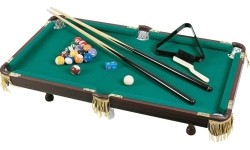 Dynamiczna zabawa przy stole bilardowym