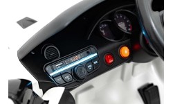 Lakierowanie pojazdu Porsche 718 na biało
