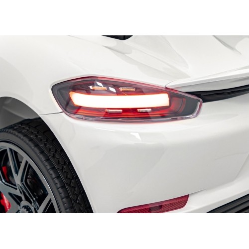 Lakierowanie pojazdu Porsche 718 na biało