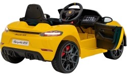 Pojazd Porsche 718 malowany na żółto