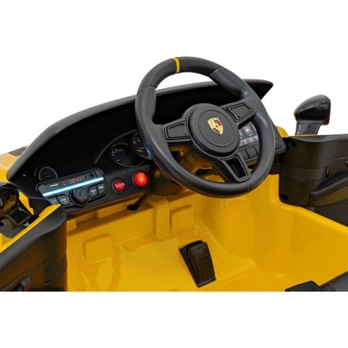 Pojazd Porsche 718 malowany na żółto