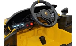 Pojazd Porsche 718 malowany na żółto