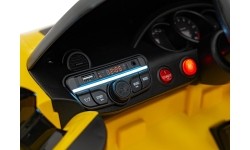 Pojazd Porsche 718 malowany na żółto