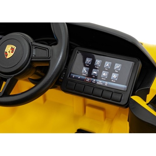 Pojazd Porsche 718 malowany na żółto
