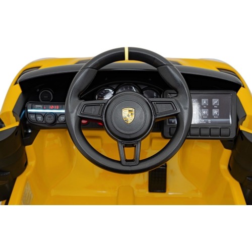 Pojazd Porsche 718 malowany na żółto