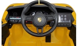 Pojazd Porsche 718 malowany na żółto