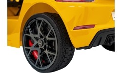 Pojazd Porsche 718 malowany na żółto