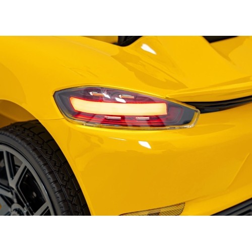 Pojazd Porsche 718 malowany na żółto