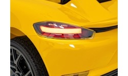 Pojazd Porsche 718 malowany na żółto