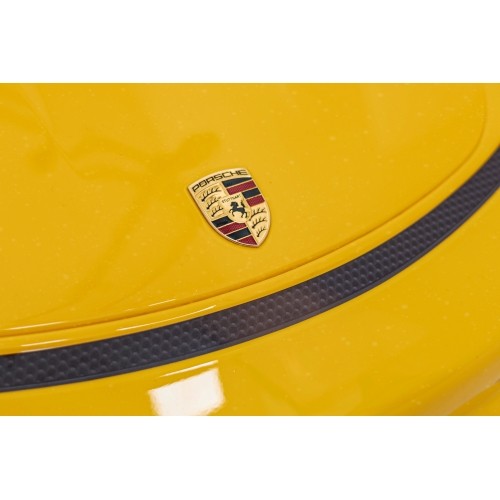 Pojazd Porsche 718 malowany na żółto