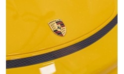 Pojazd Porsche 718 malowany na żółto
