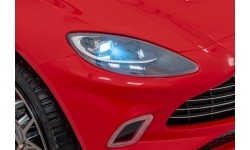 Aston Martin DBX pojazd czerwony