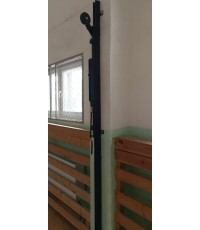 Tinklinio stovai tvirtinami prie sienos