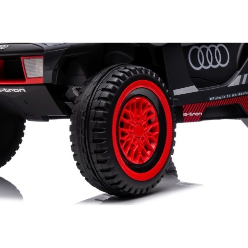 Pojazd Audi RSQ E-TRON w kolorze szarym