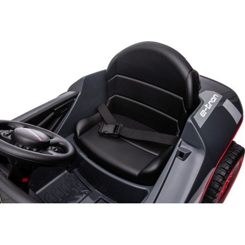 Pojazd Audi RSQ E-TRON w kolorze szarym