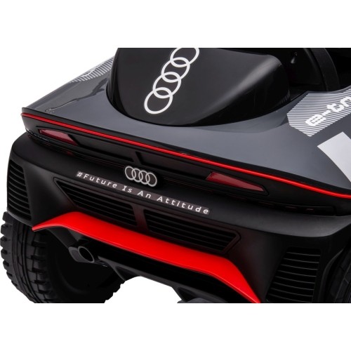 Pojazd Audi RSQ E-TRON w kolorze szarym