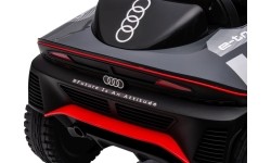 Pojazd Audi RSQ E-TRON w kolorze szarym