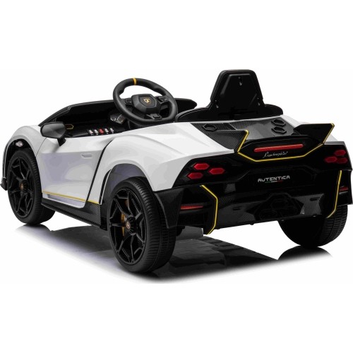 Biały pojazd Lamborghini Invencible