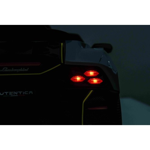 Biały pojazd Lamborghini Invencible