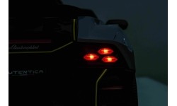 Biały pojazd Lamborghini Invencible