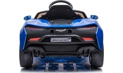 Niebieski pojazd Mclaren Artura