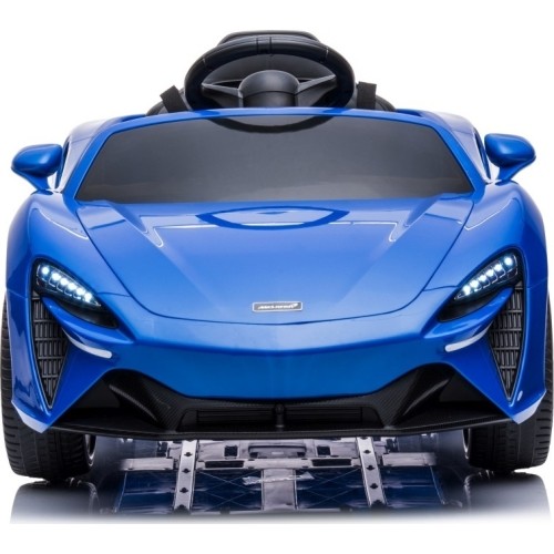 Niebieski pojazd Mclaren Artura