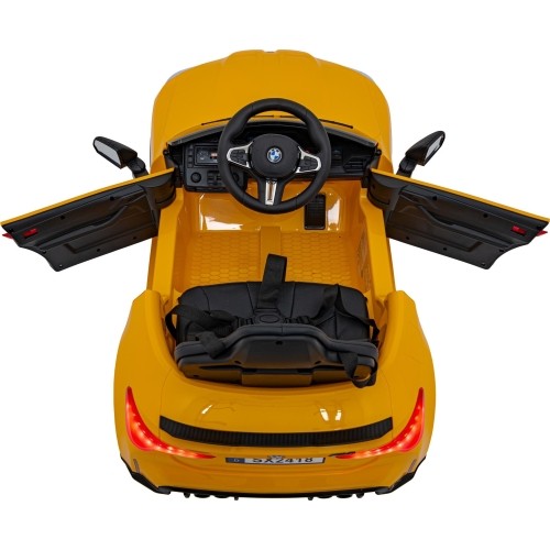 Pojazd elektryczny BMW M4, żółty