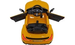 Pojazd elektryczny BMW M4, żółty