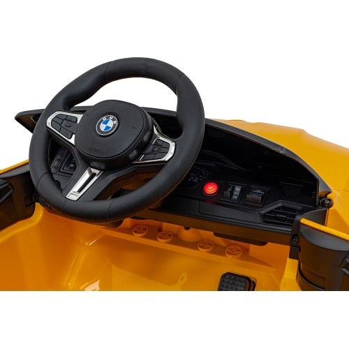 Pojazd elektryczny BMW M4, żółty