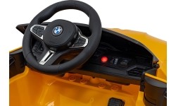 Pojazd elektryczny BMW M4, żółty