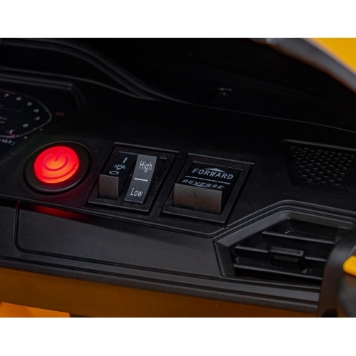 Pojazd elektryczny BMW M4, żółty