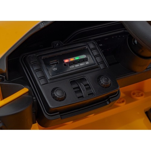 Pojazd elektryczny BMW M4, żółty