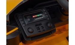 Pojazd elektryczny BMW M4, żółty