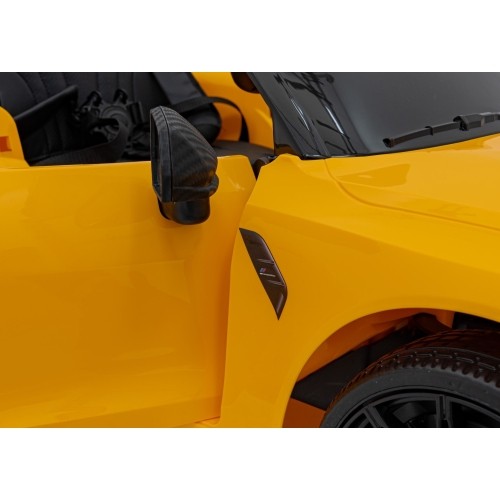Pojazd elektryczny BMW M4, żółty