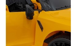 Pojazd elektryczny BMW M4, żółty