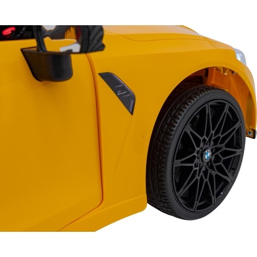 Pojazd elektryczny BMW M4, żółty