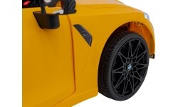 Pojazd elektryczny BMW M4, żółty