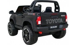Pojazd elektryczny Toyota Hilux, czarny