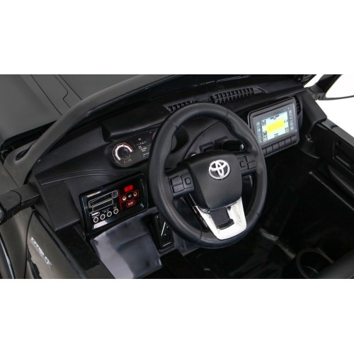 Pojazd elektryczny Toyota Hilux, czarny