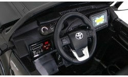 Pojazd elektryczny Toyota Hilux, czarny