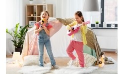 Gitara dla dzieci drewniana metalowe struny kostka- różowa