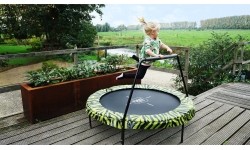 EXIT Tiggy Junior trampolina z drążkiem ø140cm - czarna/zielona